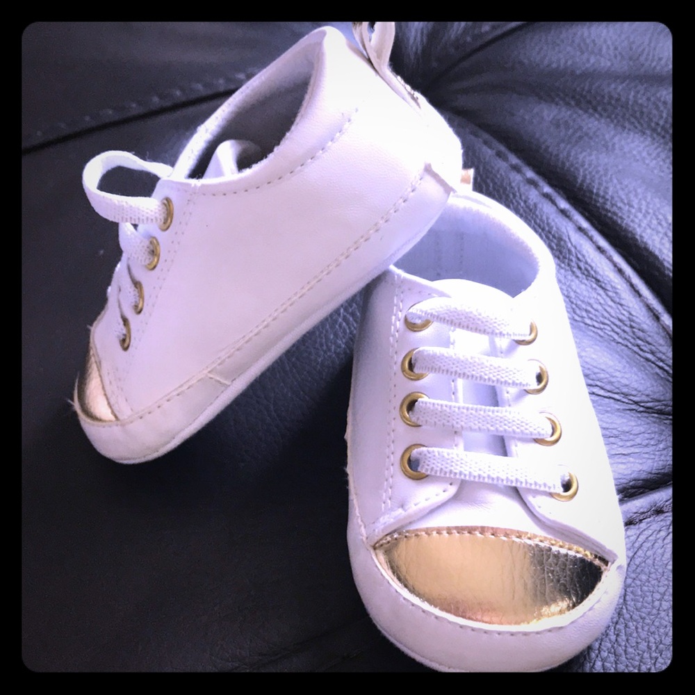 🍭 5/$20 White and Gold Tennis Shoes